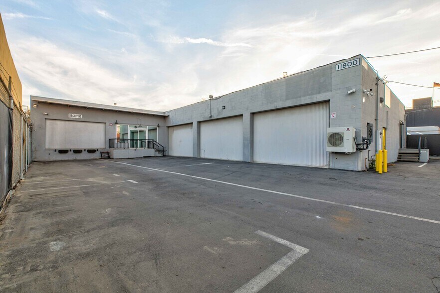 11800 Vose St, North Hollywood, CA à louer - Photo du bâtiment - Image 2 de 22