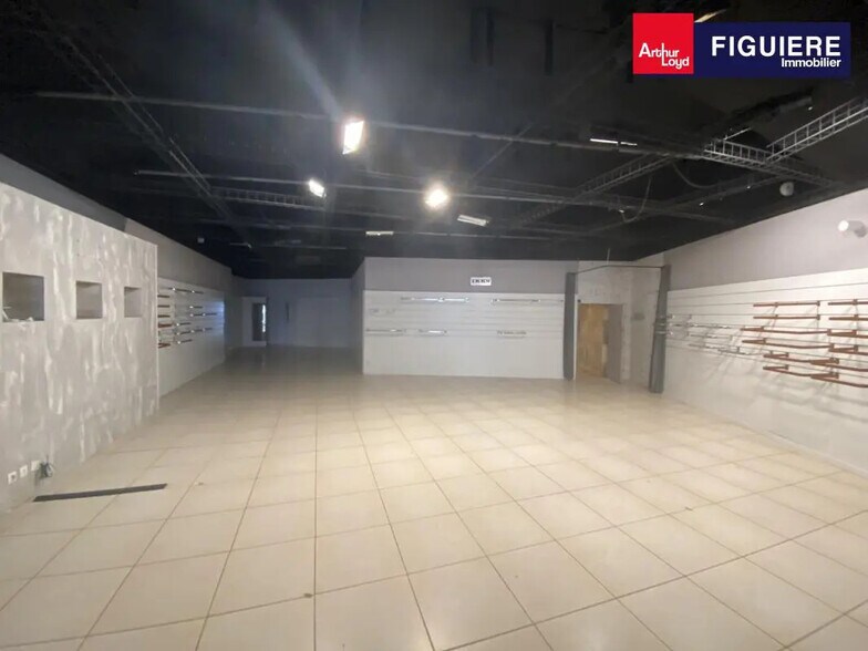 Retail in Salon-de-Provence for lease - Building Photo - Image 2 of 17