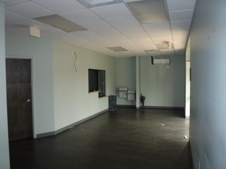 1908 Caudle Dr, Mount Airy, NC for lease - Interior Photo - Image 2 of 11