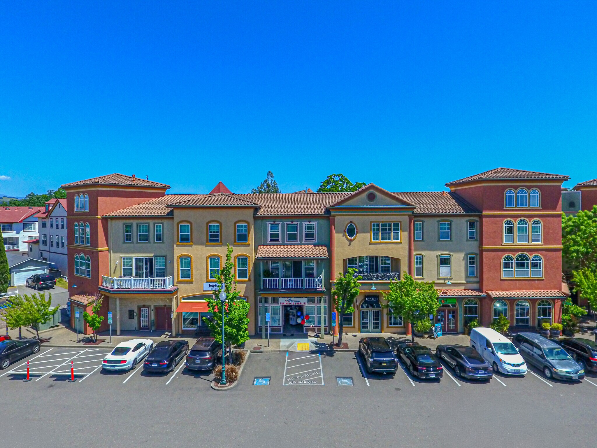 9071 Windsor Rd, Windsor, CA à louer Photo principale- Image 1 de 64