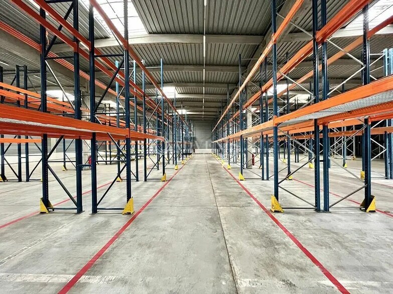 Flex in Lisses for lease - Interior Photo - Image 2 of 12