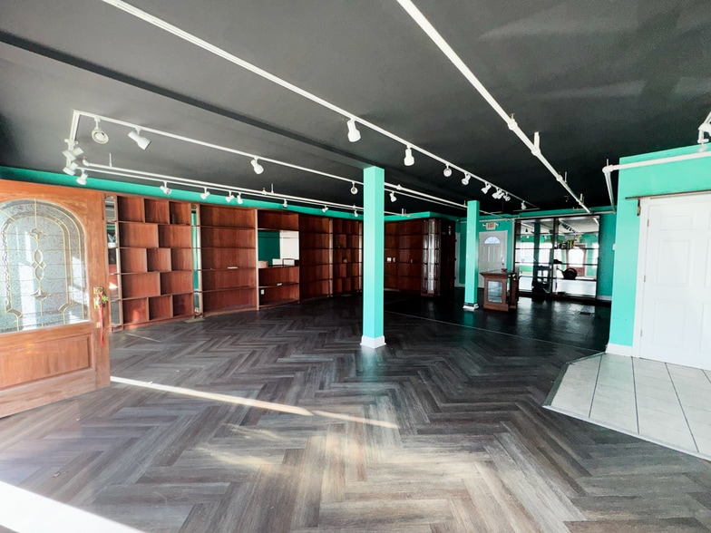 109 Langlade St, Mackinaw City, MI for lease - Interior Photo - Image 2 of 2