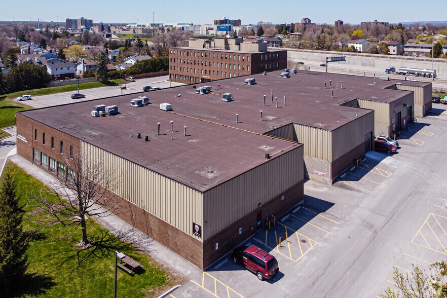 1140 Morrison Dr, Ottawa, ON à louer - Photo du bâtiment - Image 2 de 3