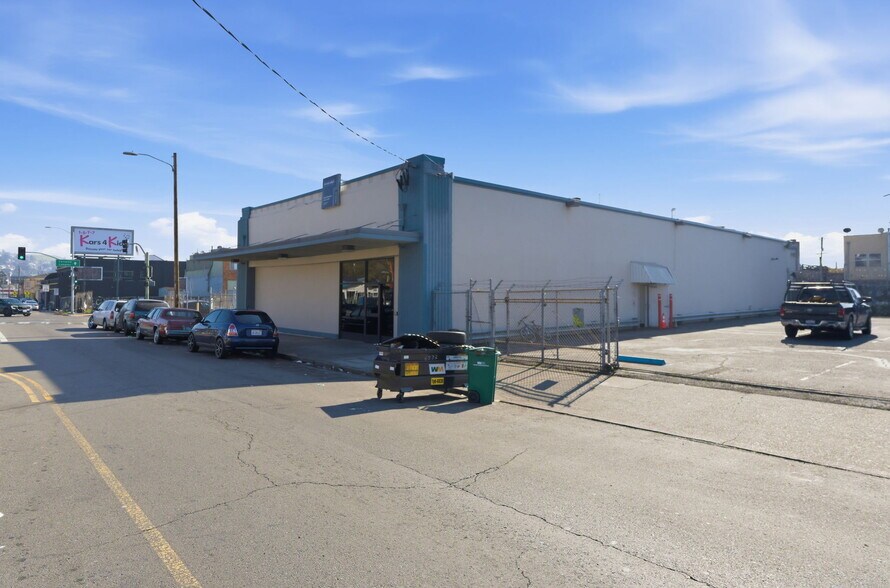 6537 Foothill Blvd, Oakland, CA à louer - Photo du bâtiment - Image 2 de 43