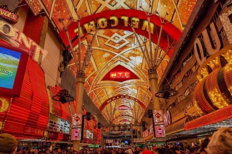 310 Fremont St, Las Vegas, NV à louer - Photo du bâtiment - Image 3 de 4