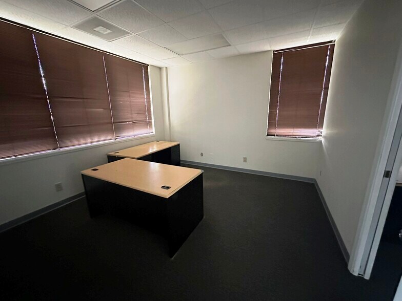 105 N Falkenburg Rd, Tampa, FL à louer - Photo du bâtiment - Image 3 de 6