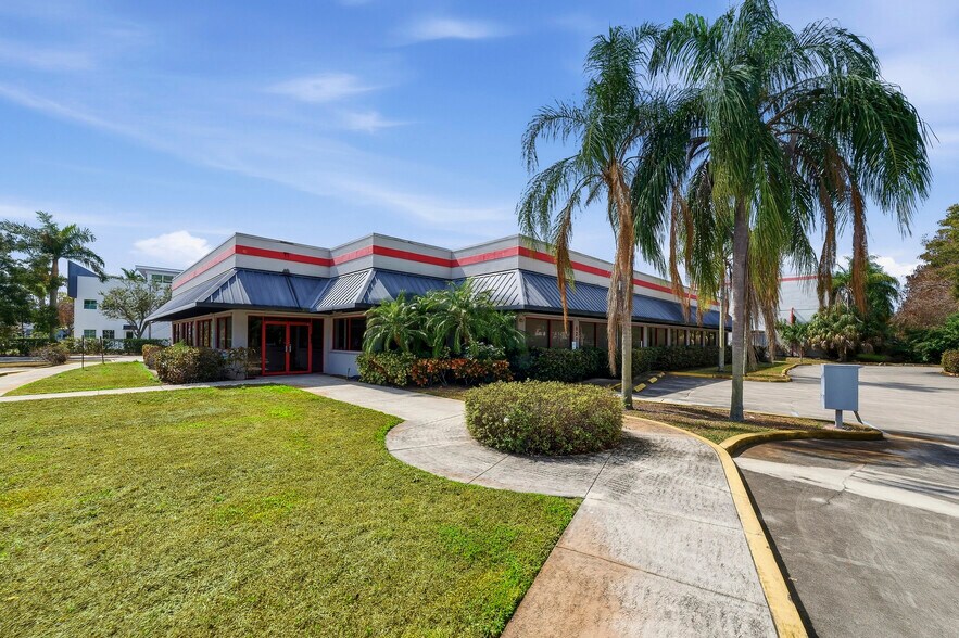 821 Jupiter Park Dr, Jupiter, FL à vendre - Photo du bâtiment - Image 3 de 10