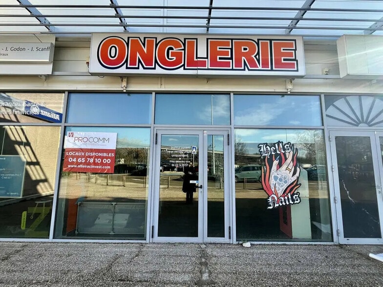 Retail in Saint-Laurent-des-Arbres for lease - Building Photo - Image 1 of 5