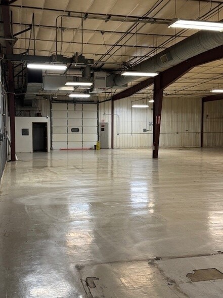 1 Industrial Blvd E, Maynard, MN à vendre - Photo du bâtiment - Image 3 de 5