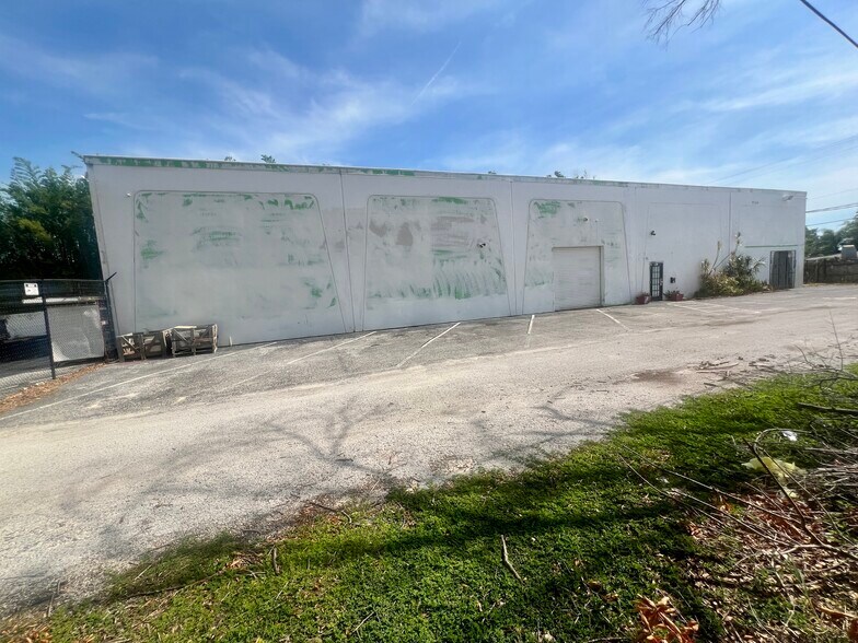 7704 W Hillsborough Ave, Tampa, FL à louer - Photo du bâtiment - Image 1 de 10