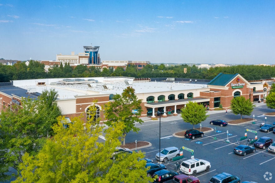 15235 John J Delaney Dr, Charlotte, NC à louer - Photo du bâtiment - Image 2 de 8