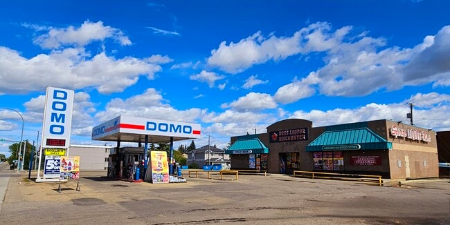 Plus de détails pour 10149 156th St NW, Edmonton, AB - Commerce de détail à vendre