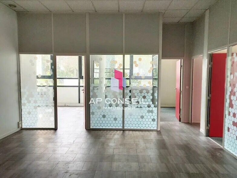 Office in Guyancourt for lease - Interior Photo - Image 2 of 4