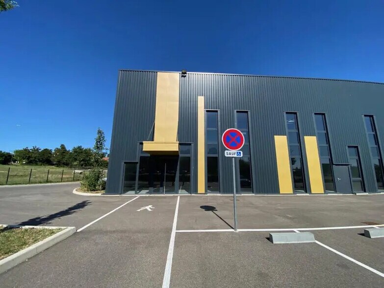 Local d'activités dans Villefontaine à vendre - Photo du bâtiment - Image 1 de 6