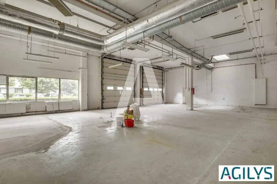 Flex in Antony for lease - Building Photo - Image 3 of 8