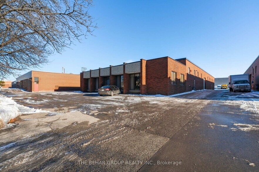1740 Sismet Rd, Mississauga, ON à vendre - Photo du bâtiment - Image 2 de 28