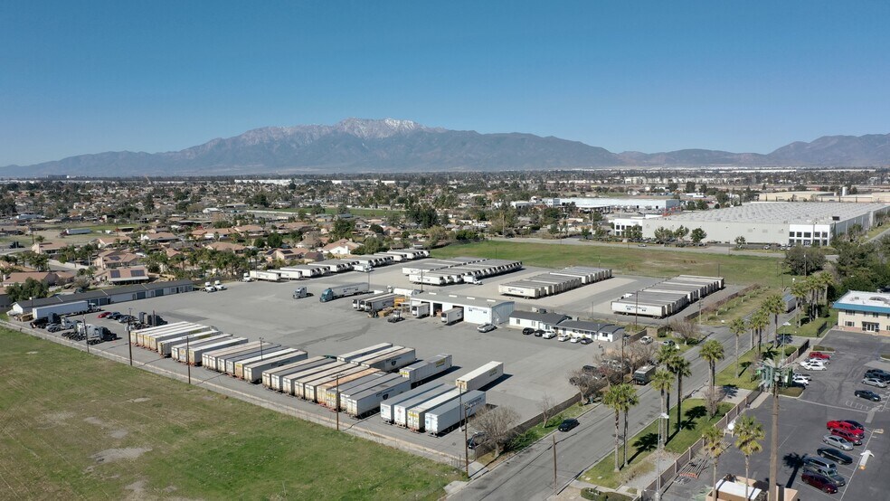 2586 S Lilac Ave, Bloomington, CA à louer - Photo du bâtiment - Image 1 de 3