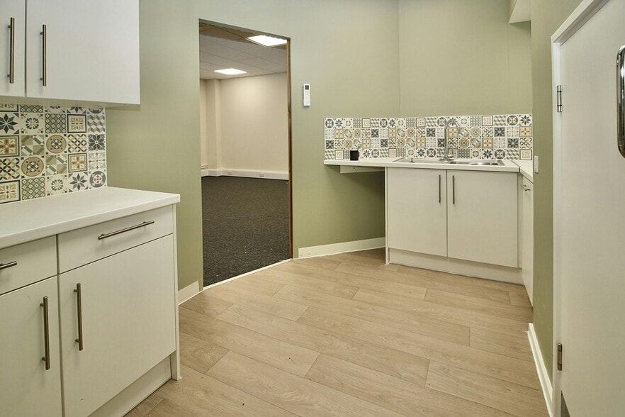 Woodbrook Crescent, Billericay for lease - Interior Photo - Image 3 of 10