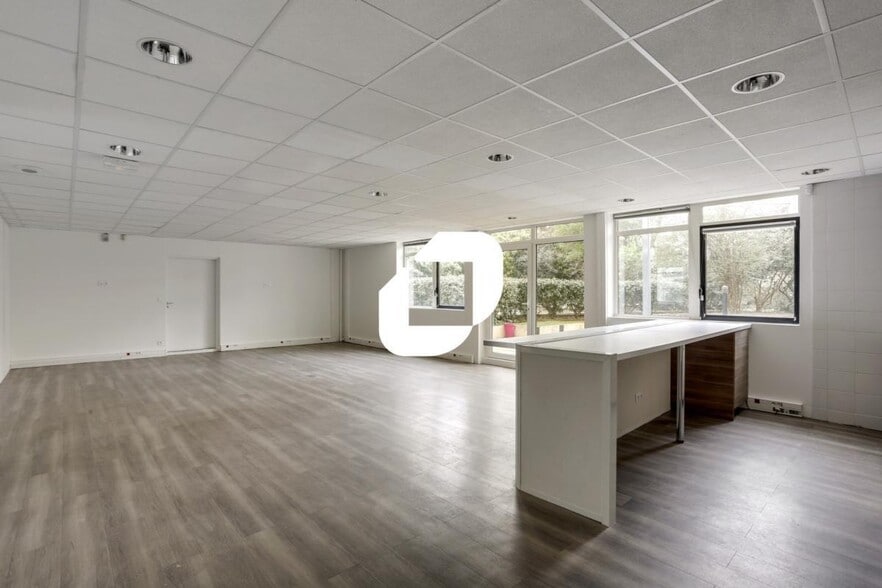 Office in Issy-les-Moulineaux for lease - Interior Photo - Image 3 of 16