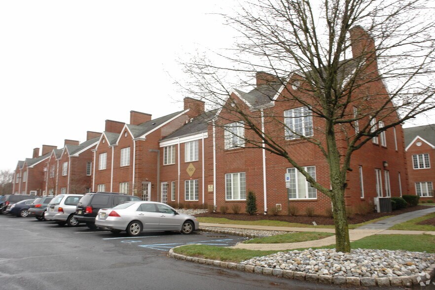 611-624 Courtyard Dr, Hillsborough, NJ à vendre - Photo du bâtiment - Image 2 de 47