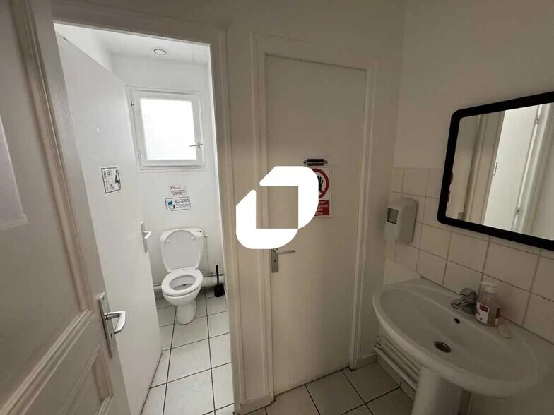 Bureau dans Malakoff à louer - Photo du bâtiment - Image 2 de 24