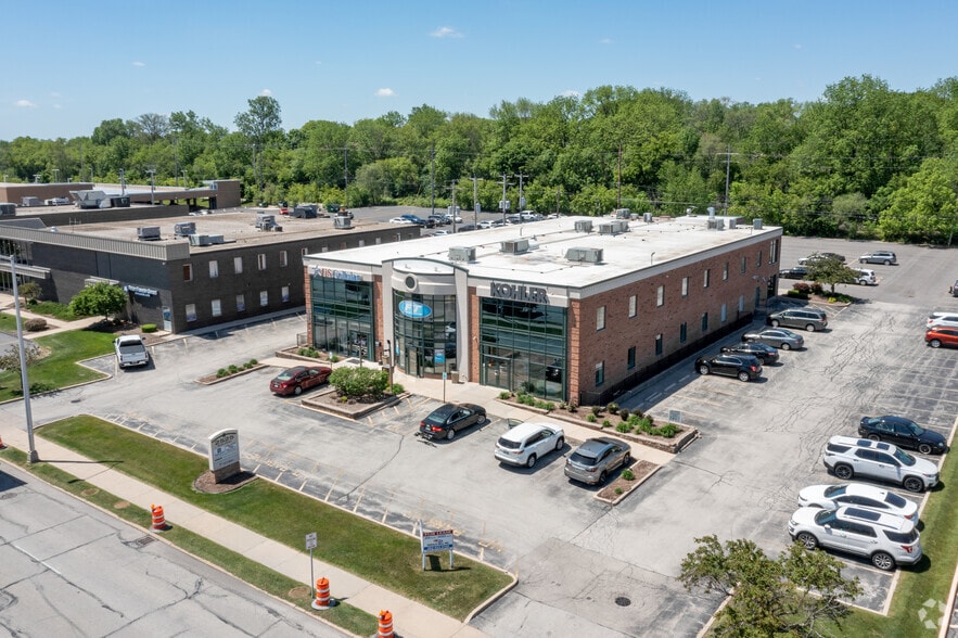 2525 N Mayfair Rd, Wauwatosa, WI à louer - Photo du bâtiment - Image 3 de 4