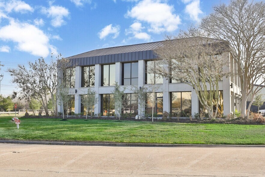17300 Mercury Dr, Houston, TX à vendre - Photo du bâtiment - Image 3 de 7