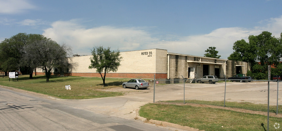 8816-8820 Directors Row, Dallas, TX for lease - Building Photo - Image 2 of 7