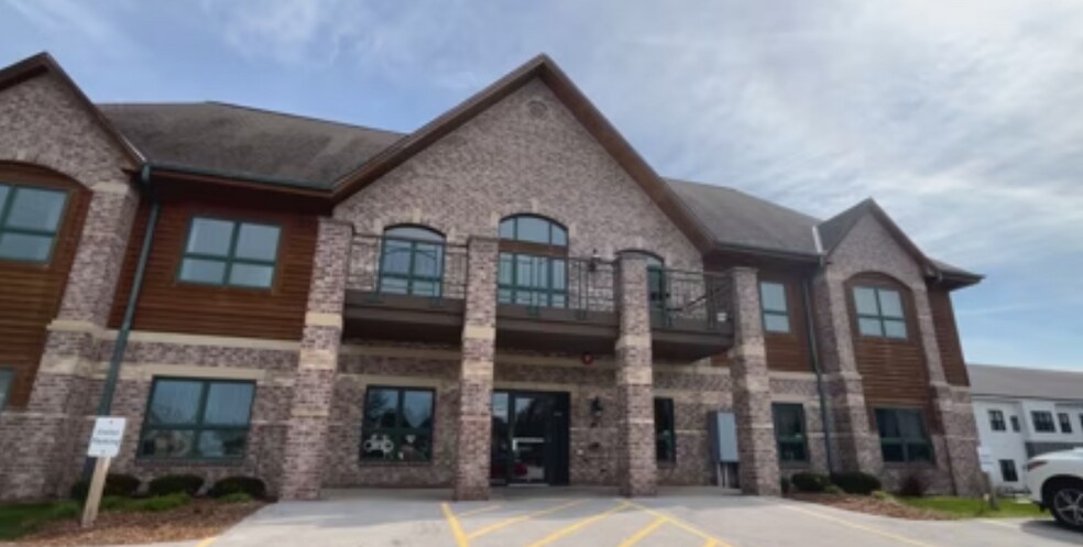 1045 W Glen Oaks Ln, Mequon, WI à louer - Vidéo sur l’inscription commerciale - Image 2 de 2