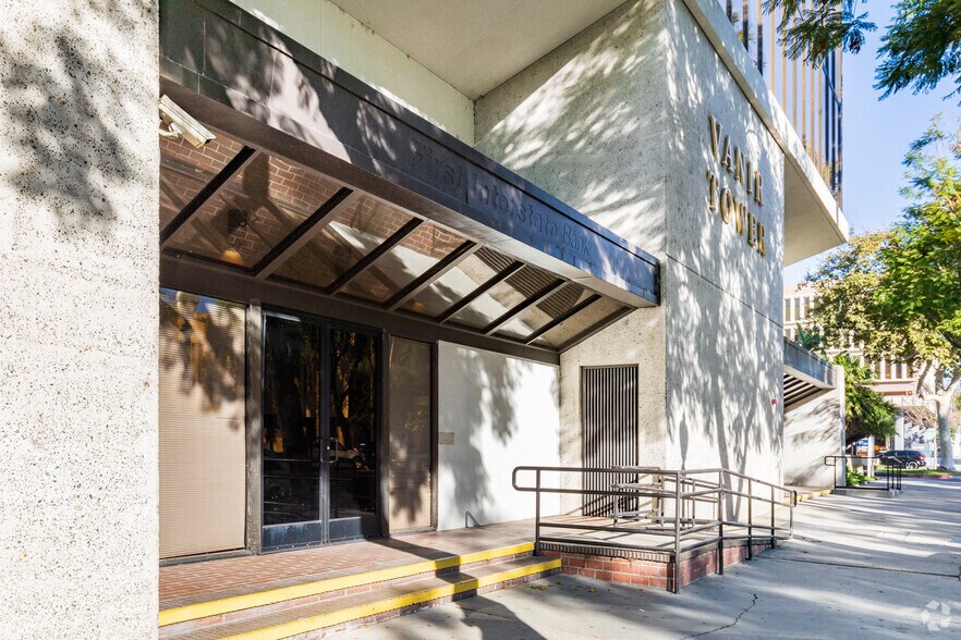 290 N D St, San Bernardino, CA à louer - Photo du bâtiment - Image 2 de 12