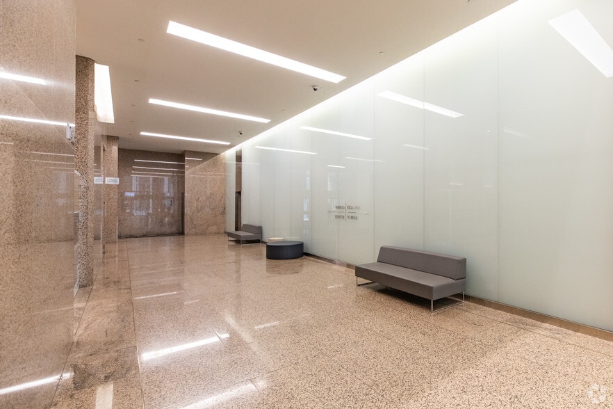 121 King St W, Toronto, ON for lease - Lobby - Image 3 of 6