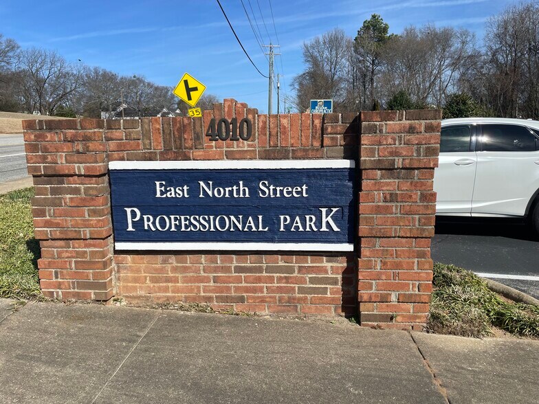 4010 E North St, Greenville, SC à louer - Photo du bâtiment - Image 3 de 17