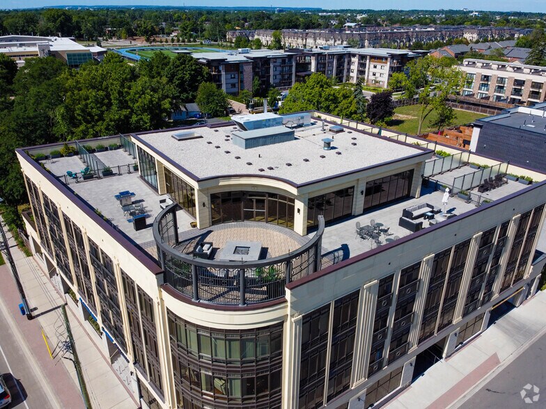 205 Lakeshore Rd, Oakville, ON à vendre - Photo du bâtiment - Image 3 de 4