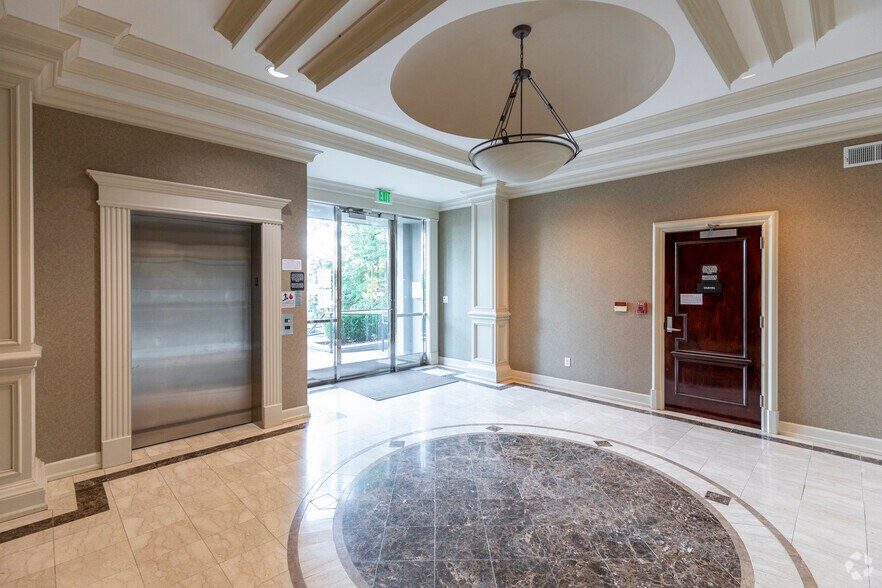 2057 Valleydale Rd, Hoover, AL for lease - Lobby - Image 2 of 7