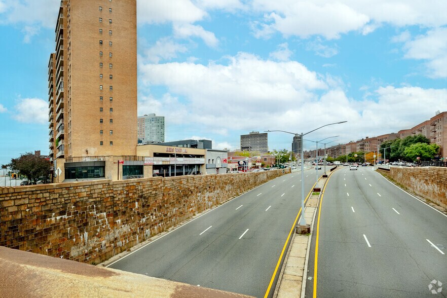 92-29 Queens Blvd, Rego Park, NY à vendre - Photo du bâtiment - Image 3 de 8
