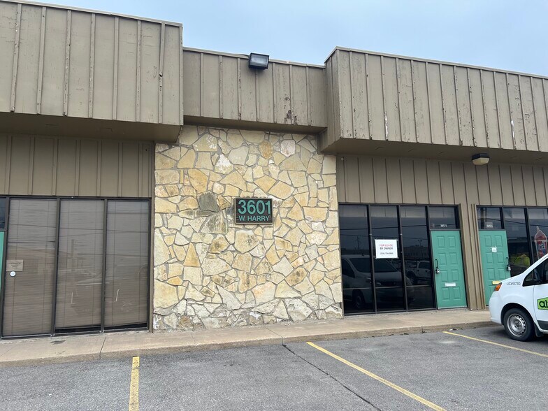 3601 W Harry St, Wichita, KS à louer - Photo du bâtiment - Image 2 de 17