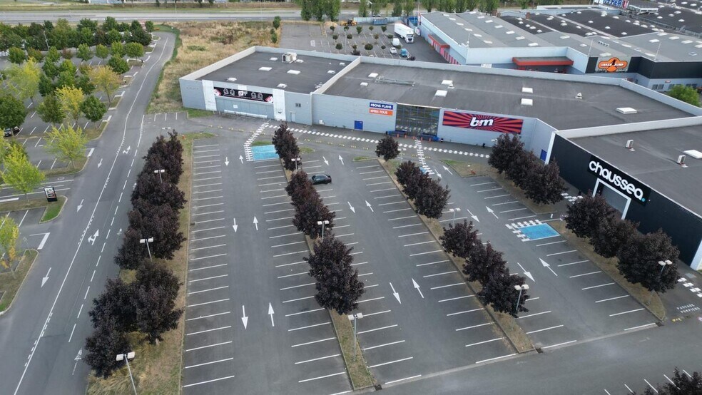 Retail in Vernouillet for lease - Aerial - Image 3 of 22