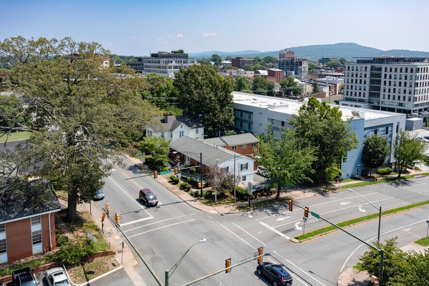 218 Ridge St, Charlottesville, VA à vendre - Photo du bâtiment - Image 3 de 45