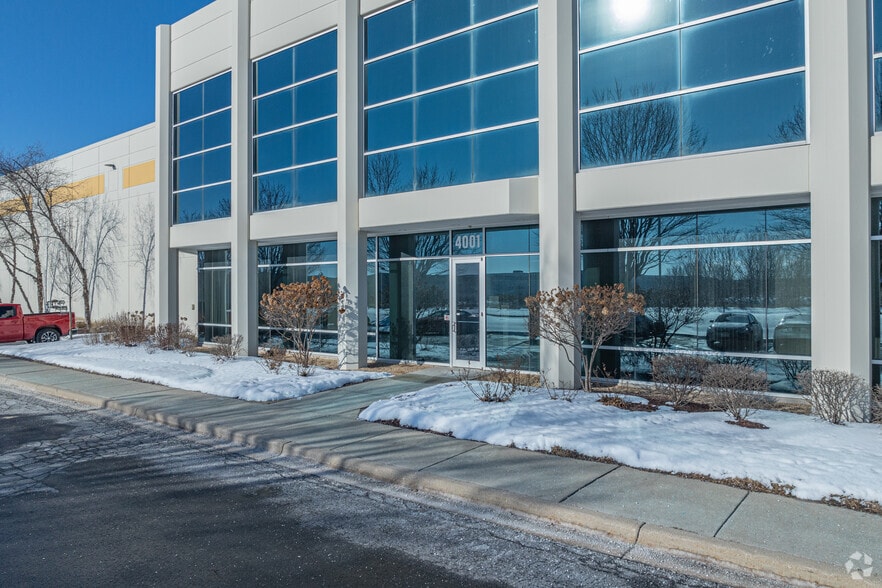 4001 Olympic Blvd, Joliet, IL à louer - Photo du bâtiment - Image 3 de 5