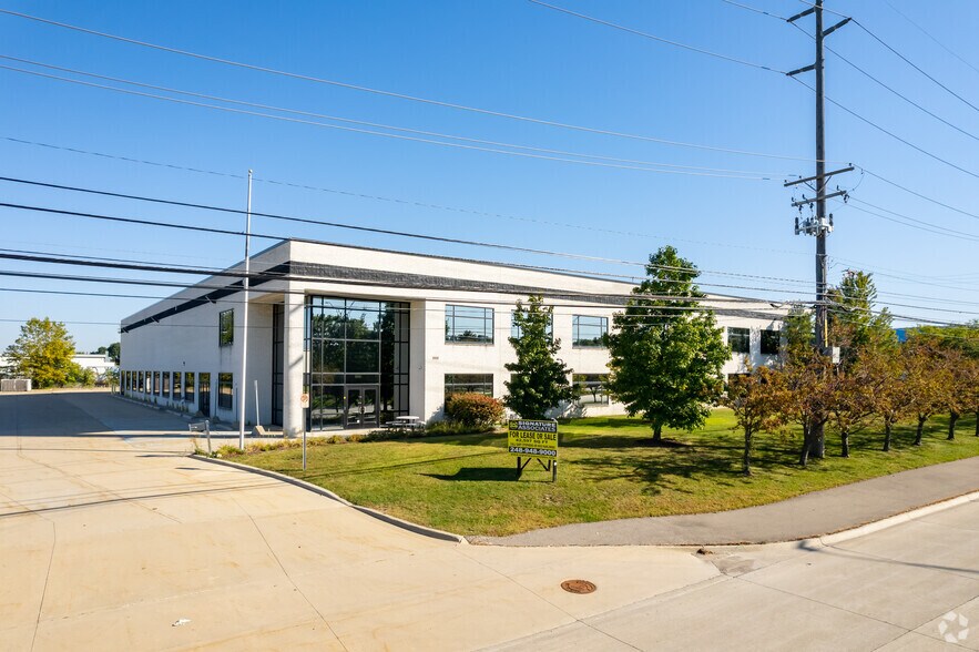 2455 Featherstone Rd, Auburn Hills, MI à louer - Photo du bâtiment - Image 3 de 9