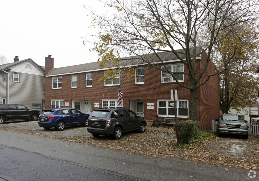 108 Plant Ave, Wayne, PA à louer - Photo du bâtiment - Image 2 de 12