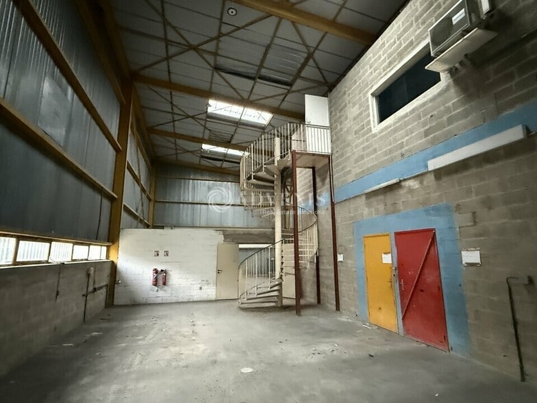 Flex in Noisiel for lease - Interior Photo - Image 3 of 12