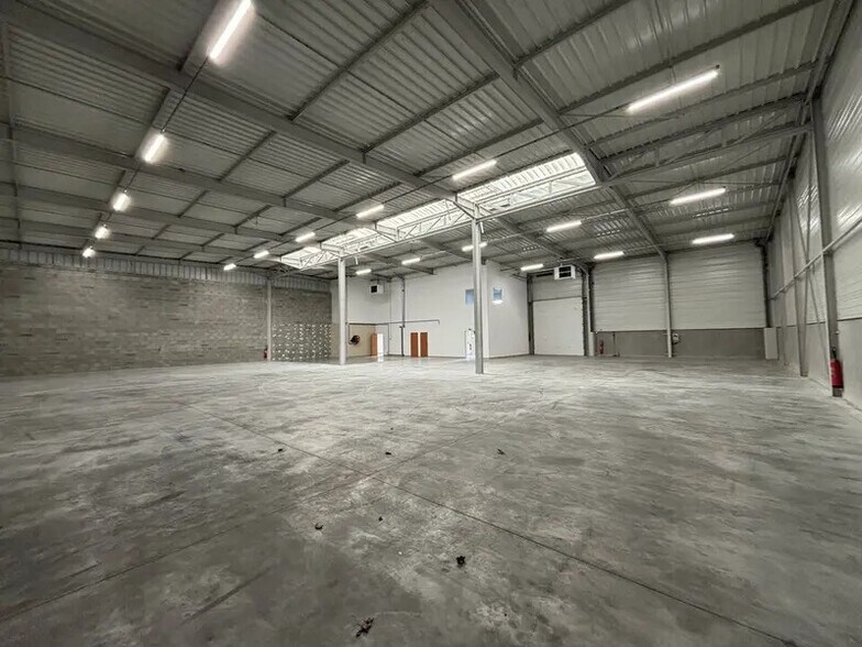Flex in Saint-Priest for lease - Interior Photo - Image 3 of 15