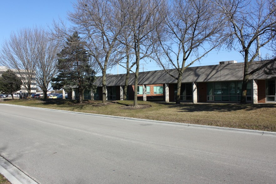 85-95 Revere Dr, Northbrook, IL à louer - Photo du bâtiment - Image 3 de 7