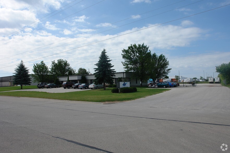 1135 Contract Dr, Green Bay, WI à louer - Photo du bâtiment - Image 3 de 4