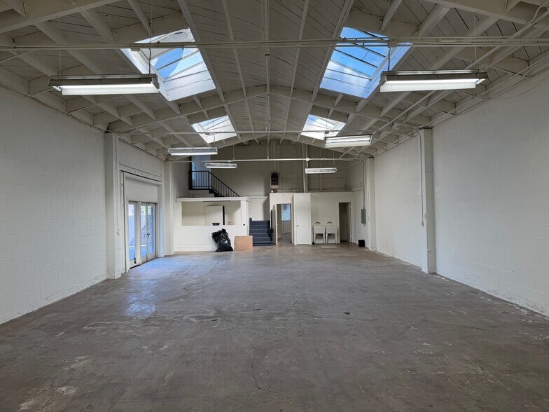 5656 W Washington Blvd, Los Angeles, CA à louer - Photo du bâtiment - Image 3 de 13