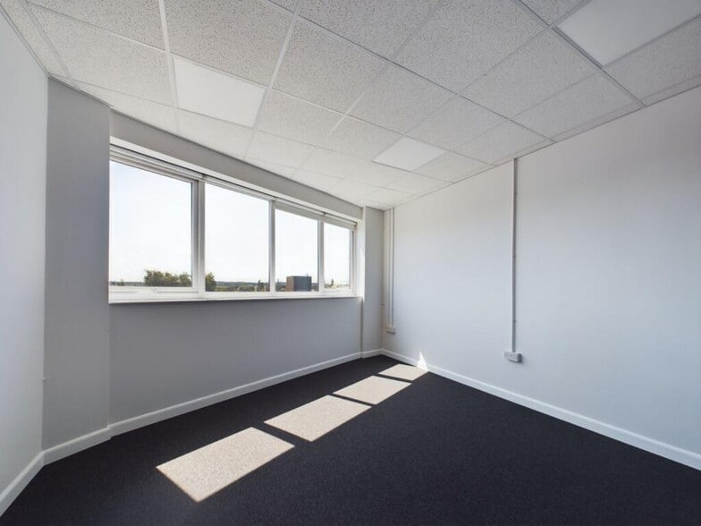 King St, Wigan for lease - Interior Photo - Image 3 of 15