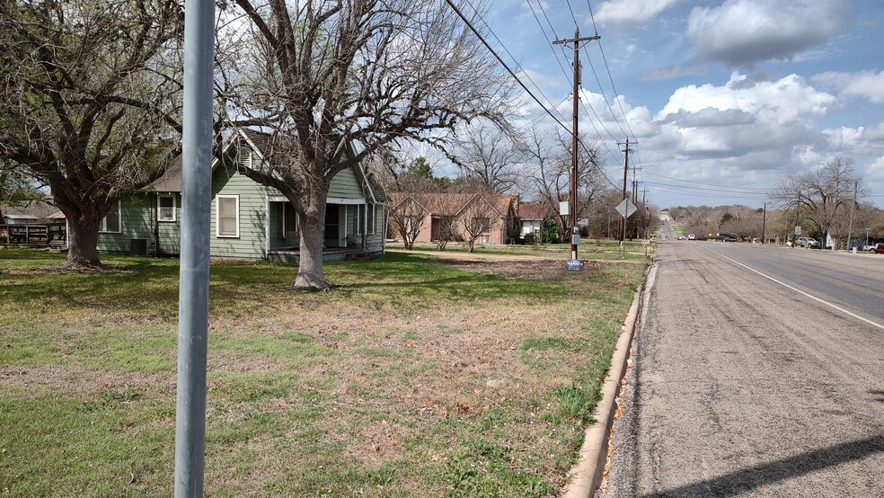 1703 N Park St, Brenham, TX à vendre - Photo du bâtiment - Image 2 de 14