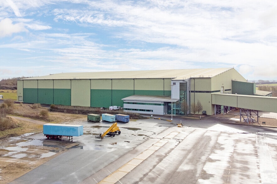East Midland Distribution Hub portfolio of 3 properties for sale on LoopNet.ca - Primary Photo - Image 1 of 3