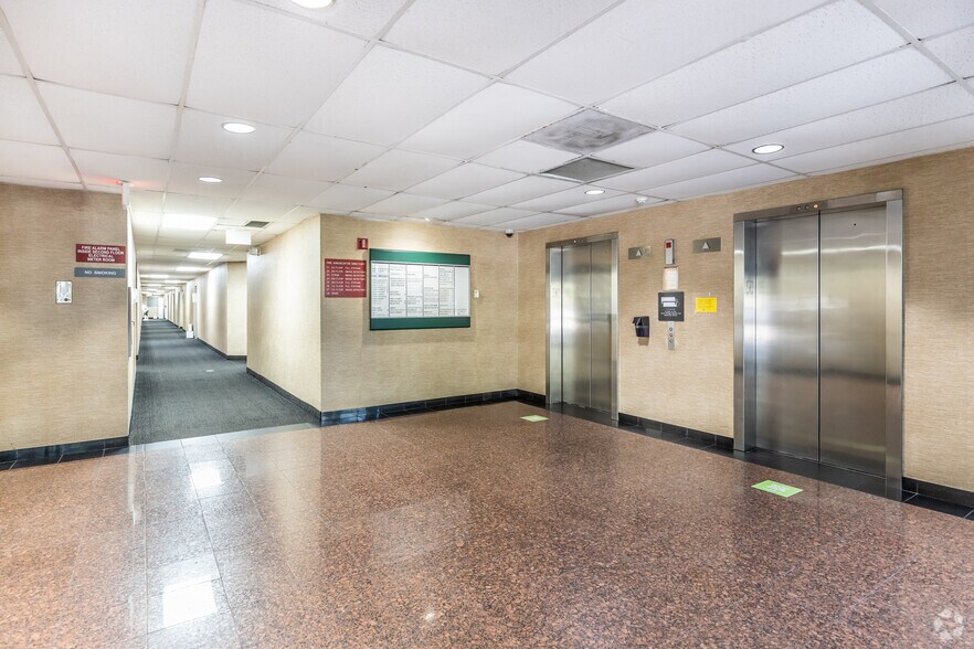 7421 N University Dr, Tamarac, FL à vendre - Hall d’entrée - Image 3 de 33